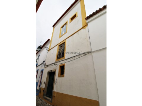 建筑 在 Rua do Raimundo, Évora (São Mamede, Sé, São Pedro e Santo Antão)