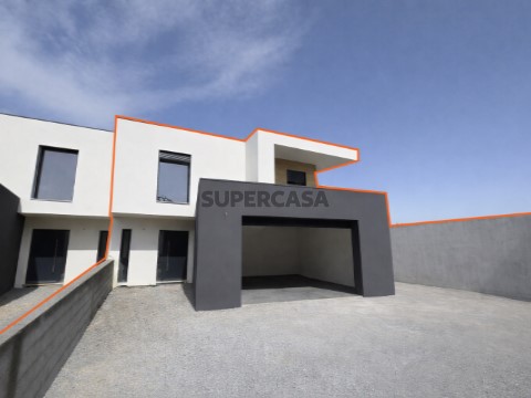 Alçado 1 (Garagem fechada)