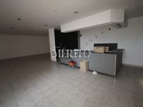 Loja em Santo Tirso, Couto (S.Cristina e S.Miguel) e Burgães, Santo Tirso