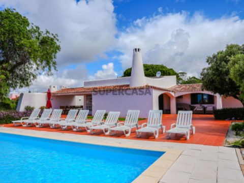 Espaço exterior de piscina e zona de lazer