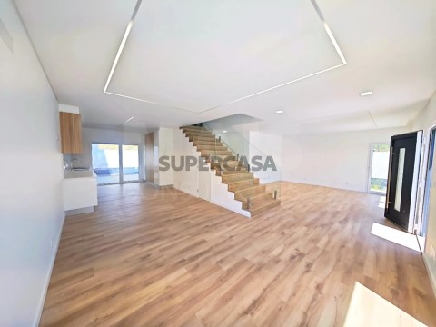Moradia T4 em Santa Bárbara, Lourinhã