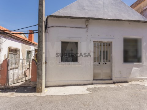 Prédio em Camarate, Unhos e Apelação, Loures