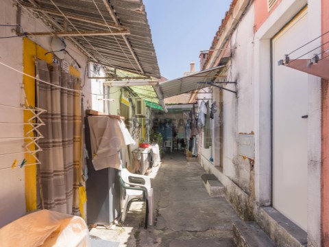 Prédio em Camarate, Unhos e Apelação, Loures