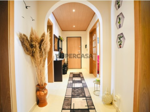 Apartamento T2 com áreas generosas, boa exposição solar a 5 minutos da 125 e 15 minutos das praias .