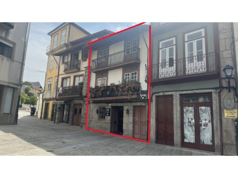 Prédio em Largo Navarro de Andrade, Oliveira, São Paio e São Sebastião