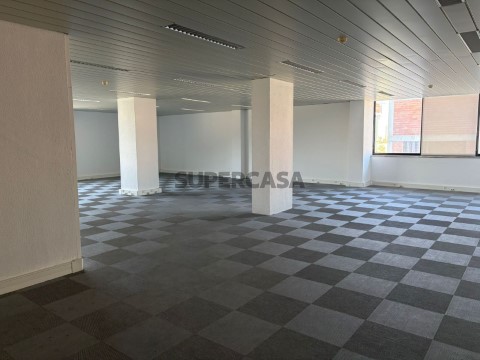 W3951 - Escritório com 164 m2 em Edifício de Escritórios no Prior Velho | Wallis Real Estate