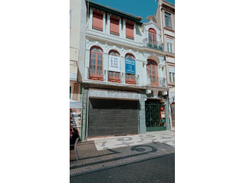 W5262 - Prédio para venda com 730 m2 na Rua de Santa Catarina | Wallis Real Estate