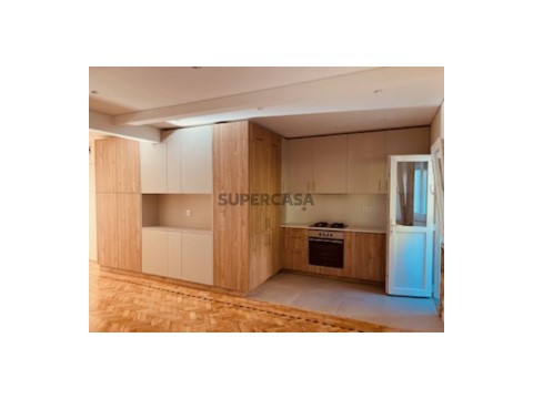 Apartamento T2 na Rua Engenheiro Quartin Graça, Santa Clara