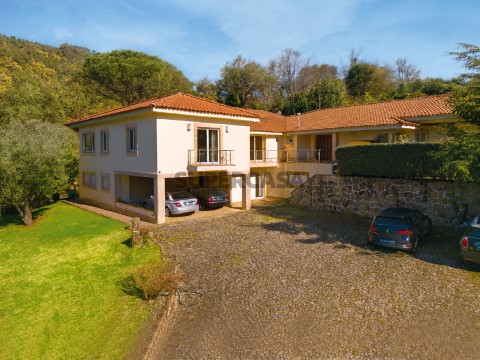 Moradia com piscina e com área total de 13.655m2 localizada na Encosta do Bom Jesus em Braga