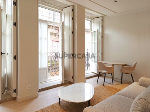 Apartamento T0+1 novo com varanda, equipado e mobilado, centro histórico de Braga - para arrendamento