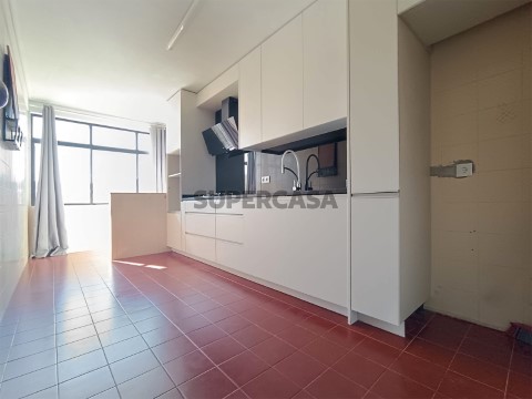 Apartamento T2 com varandas e garagem fechada em S. Vítor em Braga