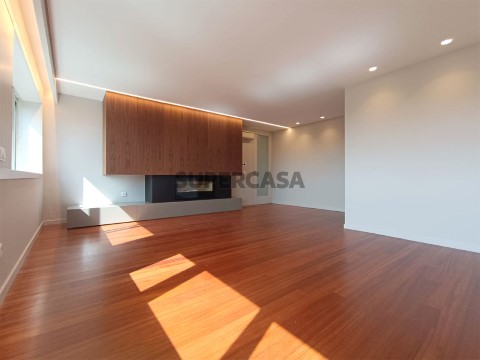 Apartamento T4 duplex remodelado, com terraço e garagem para duas viaturas, localizado em S. Vítor em Braga