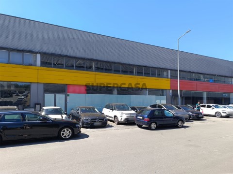 Pavilhão localizado no parque industrial de Sequeira em Braga