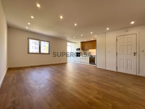 Refurbished 3 bedroom apartment, equipped, with balconies and parking space in Maximinos in Braga - for rent