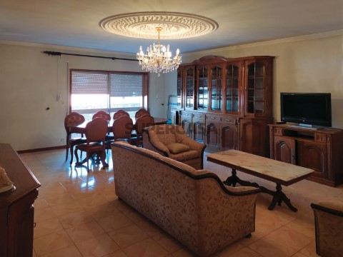 Apartamento T3 mobilado com excelentes áreas e vistas para arrendamento