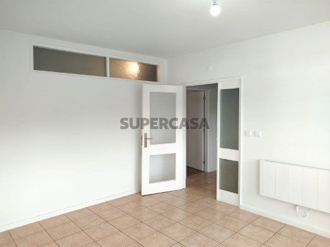 Refurbished 3 bedroom apartment with balconies in S. Lázaro in Braga, for rent