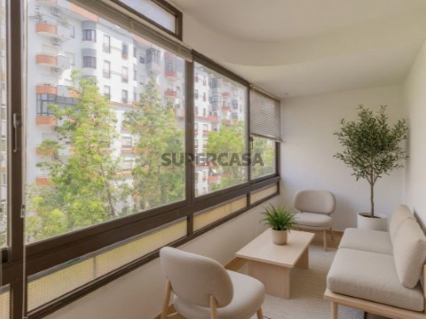 Apartamento 4 Assoalhadas, 2 WCs em Almada com vista e localização central
