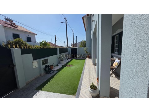 Moradia T4 em Charneca de Caparica e Sobreda, Almada