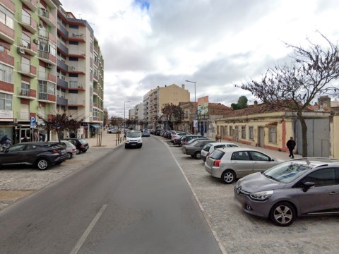 Conjunto de 3 imóveis em ruína para reabilitação no centro de Setúbal