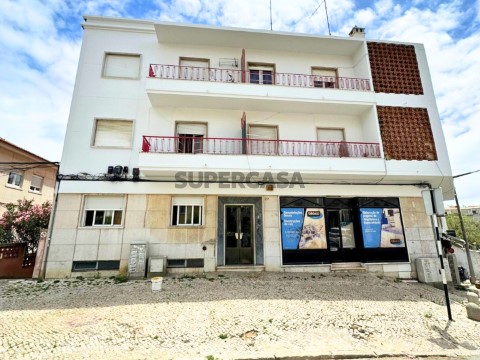 Prédio de investimento com rentabilidade imediata em Cacilhas