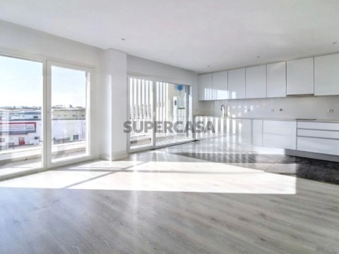 Apartamento T3 Novo com Parqueamento - Santa Marta do Pinhal, Corroios