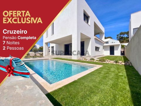 Moradia V4 de Luxo com Piscina e Garagem - Charneca da Caparica
