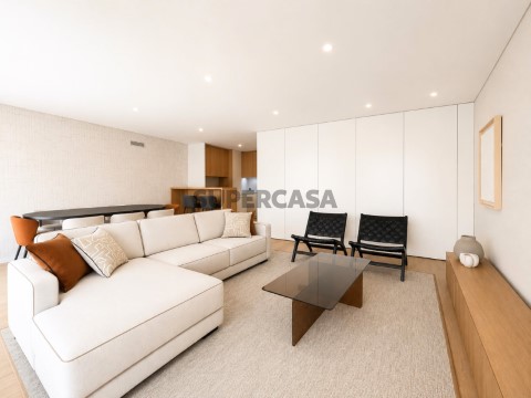T3 novo c/ varandas e lugar de parqueamento no centro da Costa da Caparica