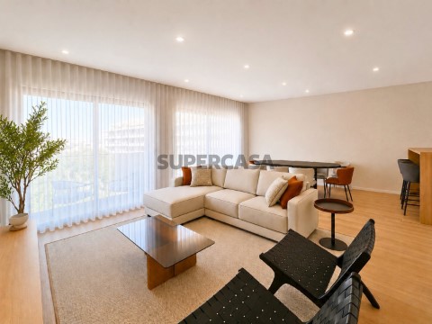 Penthouse c/ piscina privativa e 2 lugares de parqueamento na Costa da Caparica.