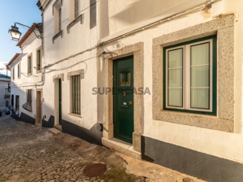 Moradia | Unifamiliar | Centro Histórico | T4 | Quintal | Rustiévora