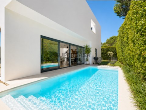 Moradia T4 com Piscina e jardim na Aldeia de Juzo, Cascais