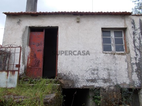 Duas casas de habitação para recuperar
