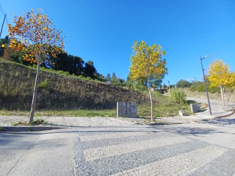 Lote de terreno com 720,42 m2 a 2 minutos do centro de Tomar.