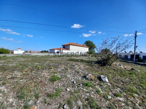 Lote de terreno com 572,30 m2 a 2 minutos do centro de Tomar.