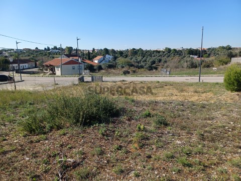Lote de terreno com 511 m2 a 2 minutos do centro de Tomar.
