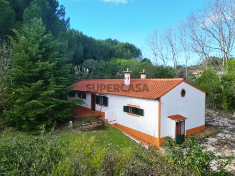 Moradia V2 com garagem e terreno com 16.815 m2 perto da Albufeira do Castelo do Bode.