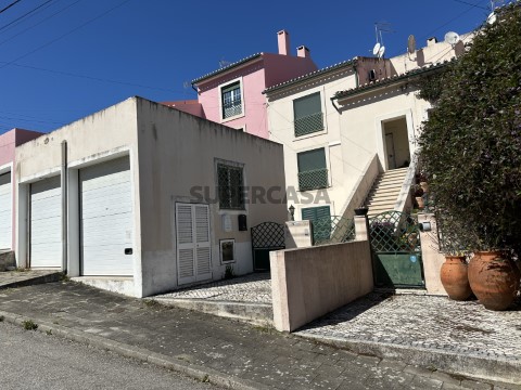 Duplex com 2 garagens e pátio com churrasqueira a poucos minutos da cidade.