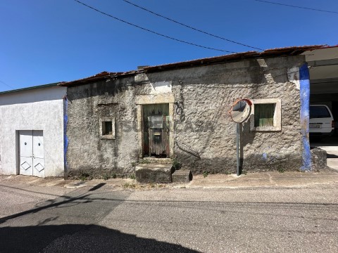 Casa Antiga T2 na Rua Principal, Casais e Alviobeira