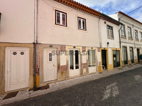 Prédio para recuperar no centro histórico de Tomar.