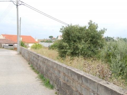 Terreno perto da cidade com construção rural.