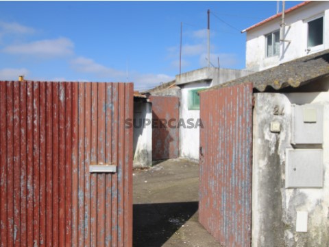 Moradia T2 com anexo e logradouro