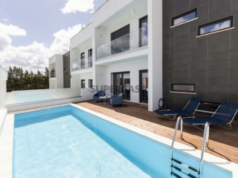 Moradia T3 com piscina e garagem pronta para morar totalmente equipada