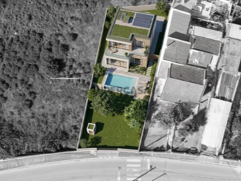 Terreno Urbano com Projeto para Moradia Unifamiliar - Almada
