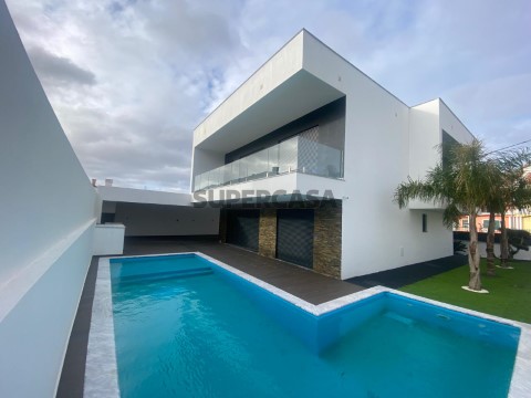 MORADIA T4 COM PISCINA, JARDIM E CHURRASQUEIRA - QUINTA DE VALADARES