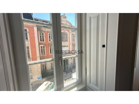 Apartamento T2 renovado em Alcântara