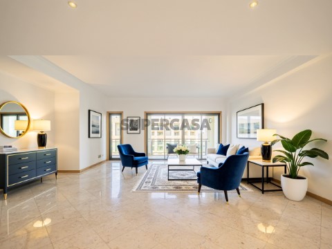 Apartamento T3 com 2 lugares de garagem - Villa Restelo - Belém