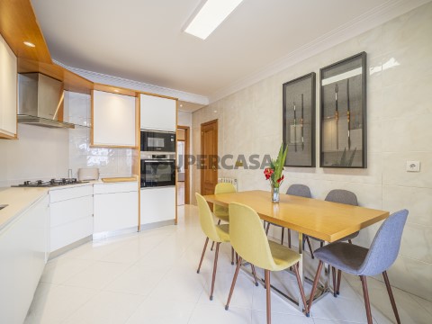 T4 Pronto a habitar com 2 Estacionamentos - Luz, Vista Rio e Conforto Familiar no Restelo