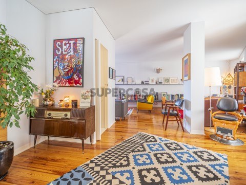 Apartamento T4 Duplex, Varandas e Garagem - Calçada de Santo António