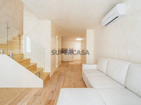 T1 Duplex no Bairro Alto com Varandas e AC
