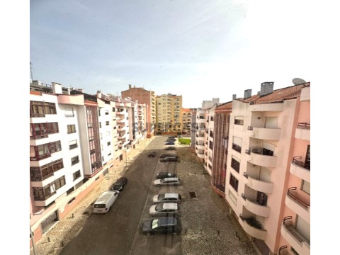 Apartamento T2+1 Duplex, c/ parqueamento, Ramada Caneças.