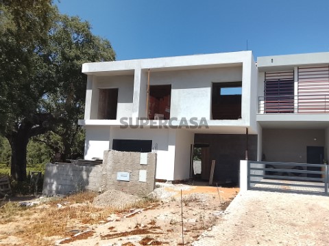 Moradia T4 com piscina em construção em Sesimbra, Alto das Vinhas.